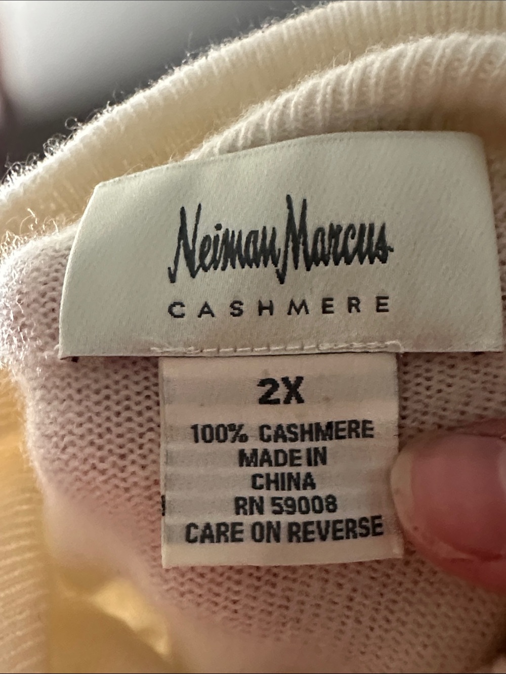 Neiman Marcus Cozy cream cashmere Turtleneck Sweater - Picture 6 of 6